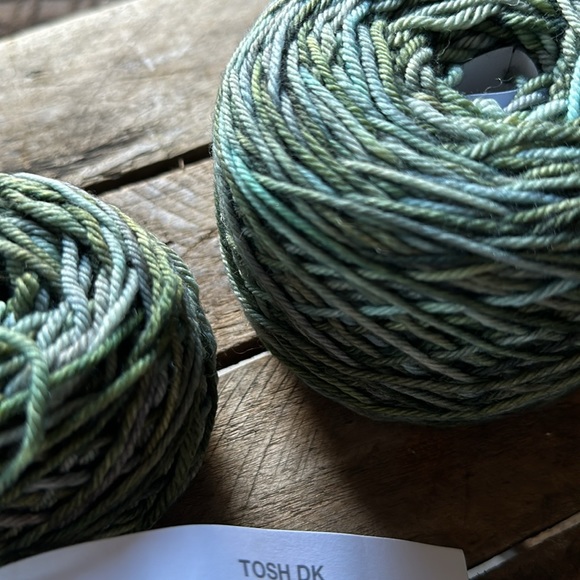 Luxury hand dyed Madelinetosh DK yarn - Picture 2 of 4